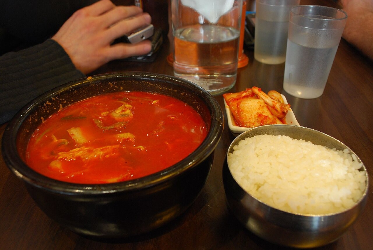 海外の食堂でも出される牛肉の赤い汁。