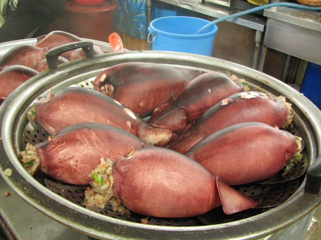鉄板で焼くイカのスンデ。
