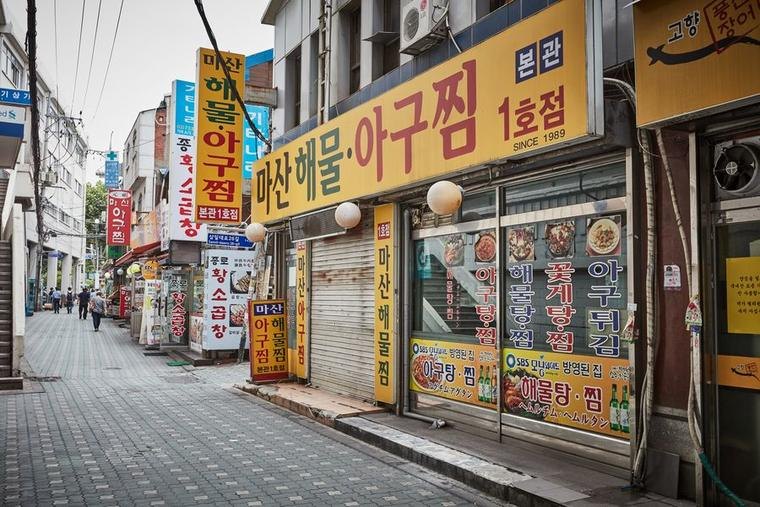アグチムの店が並ぶ楽園洞の通り。