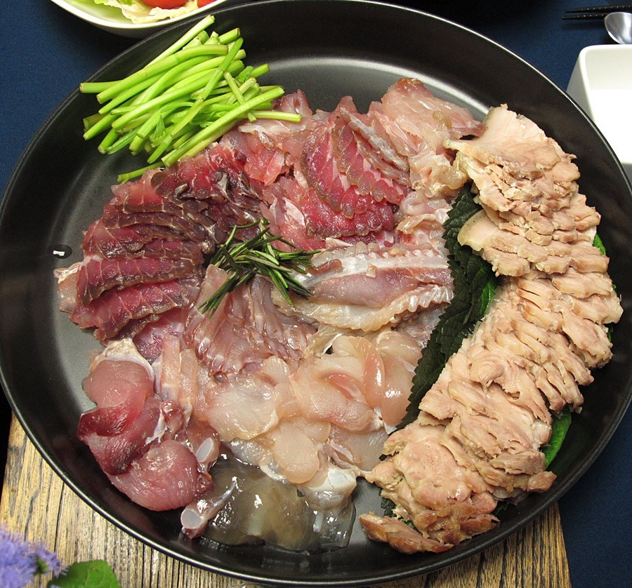 ホンオを盛った大皿。