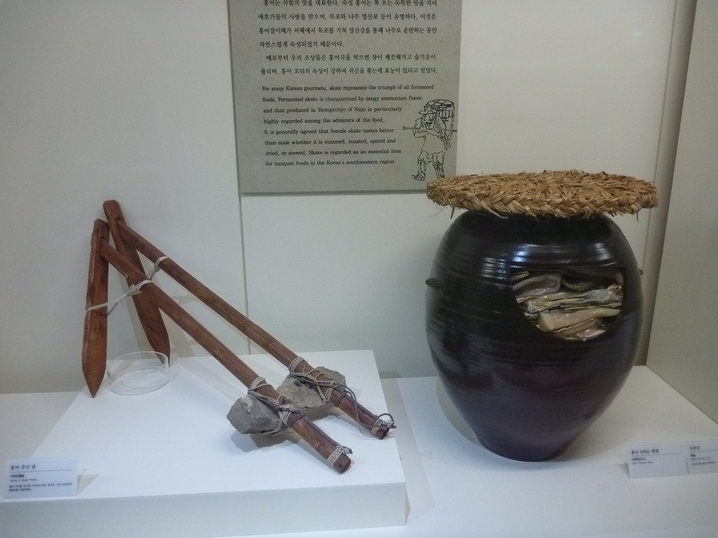 エイを発酵させる甕と道具の展示。