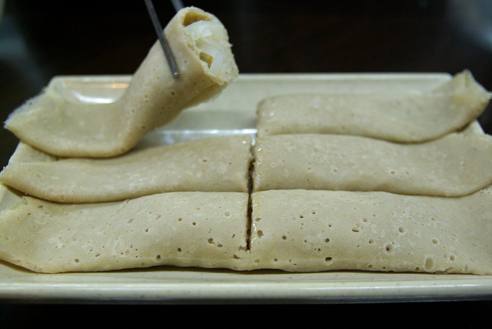 済州のピントック（そば粉の巻き物）。