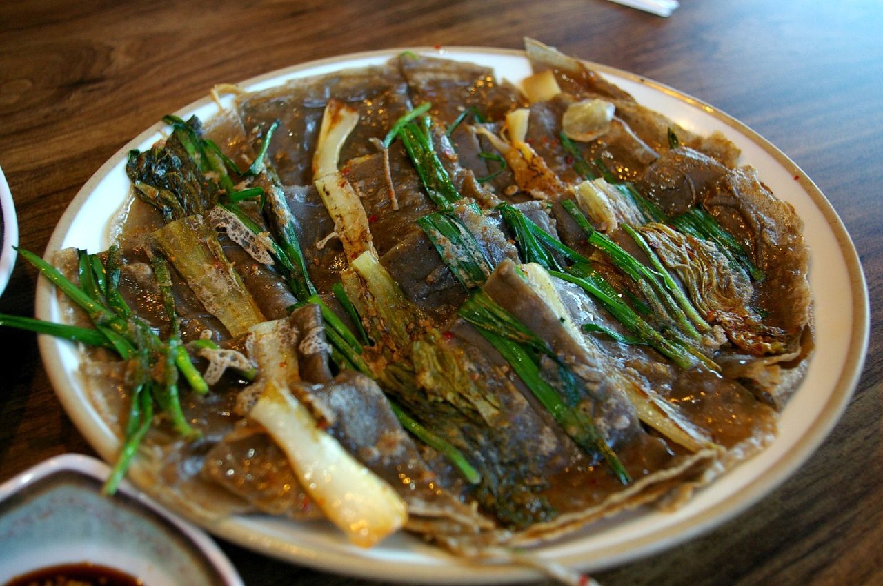 ねぎをのせて焼いたそば粉のジョン。