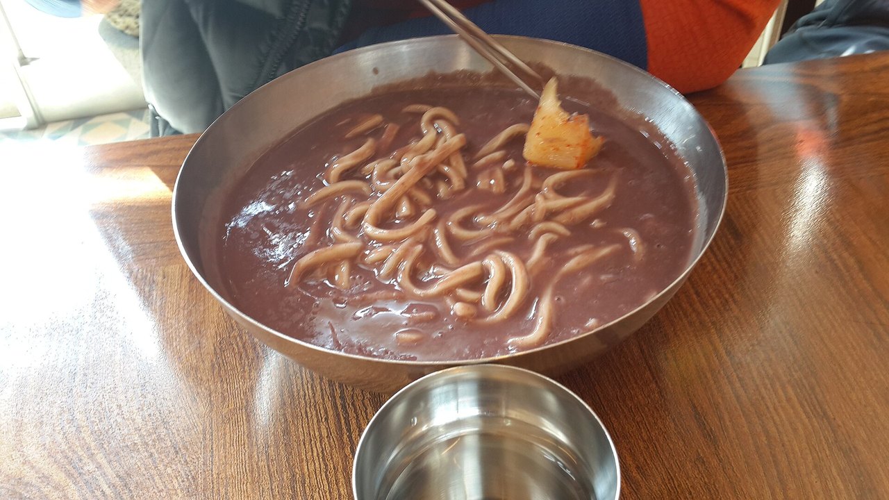 小豆の汁に麺を入れたパッカルグクス。