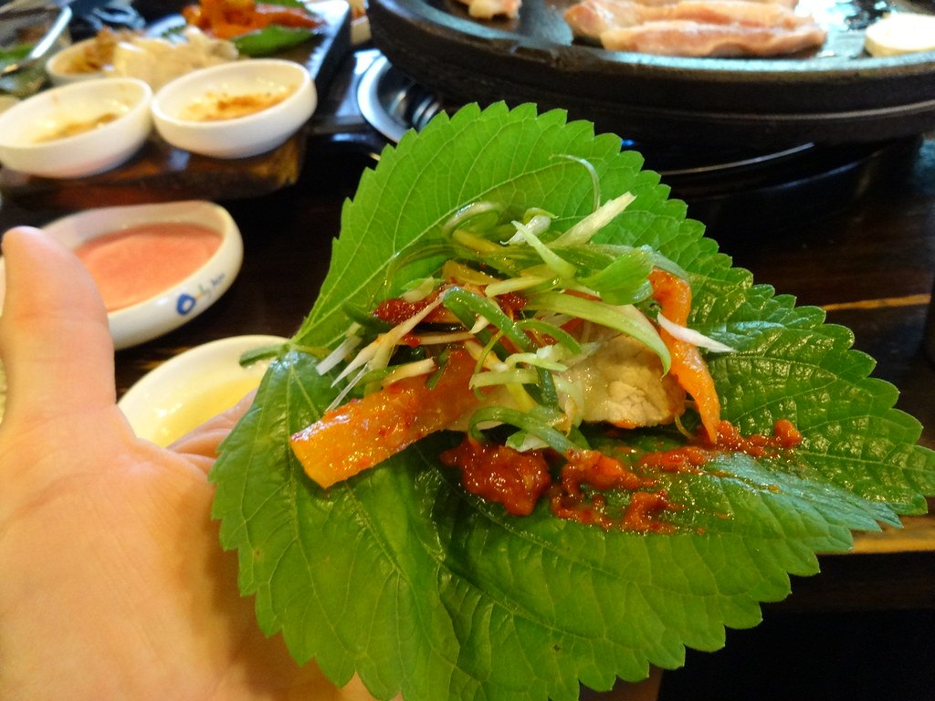 えごまの葉で包む済州の豚肉。