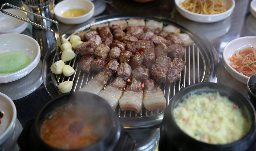 済州の黒豚を焼く食卓。