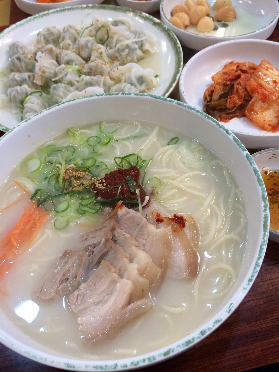 豚骨の汁に豚肉をのせたコギククス。