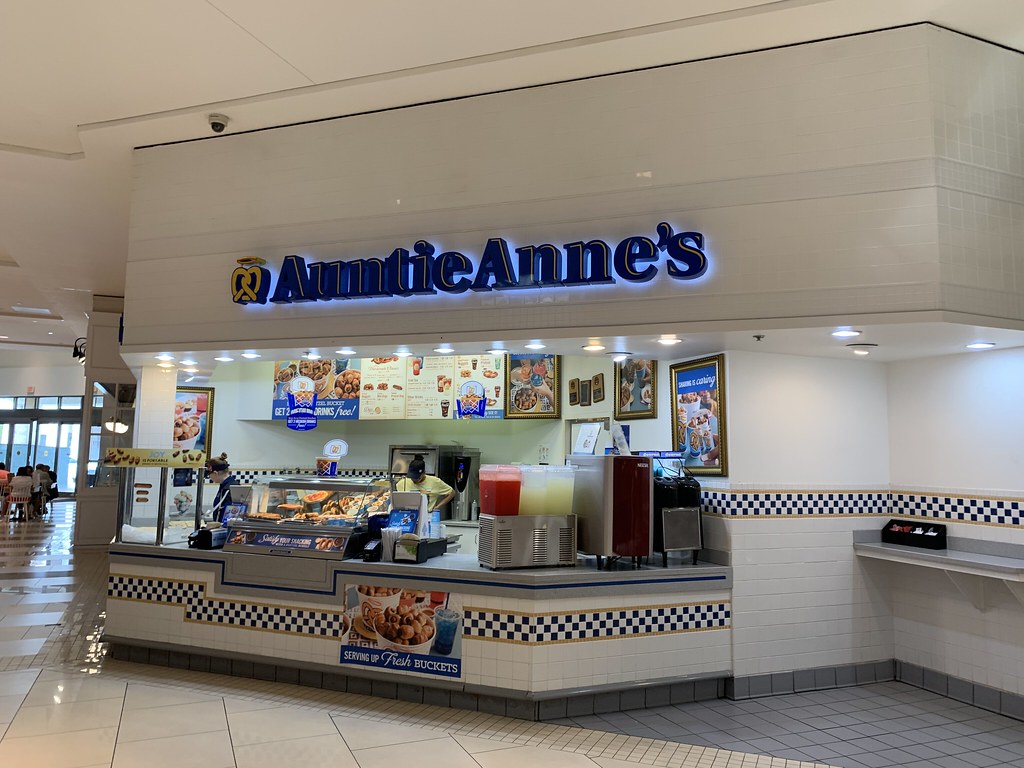ショッピングモールの Auntie Anne's の売り場カウンター