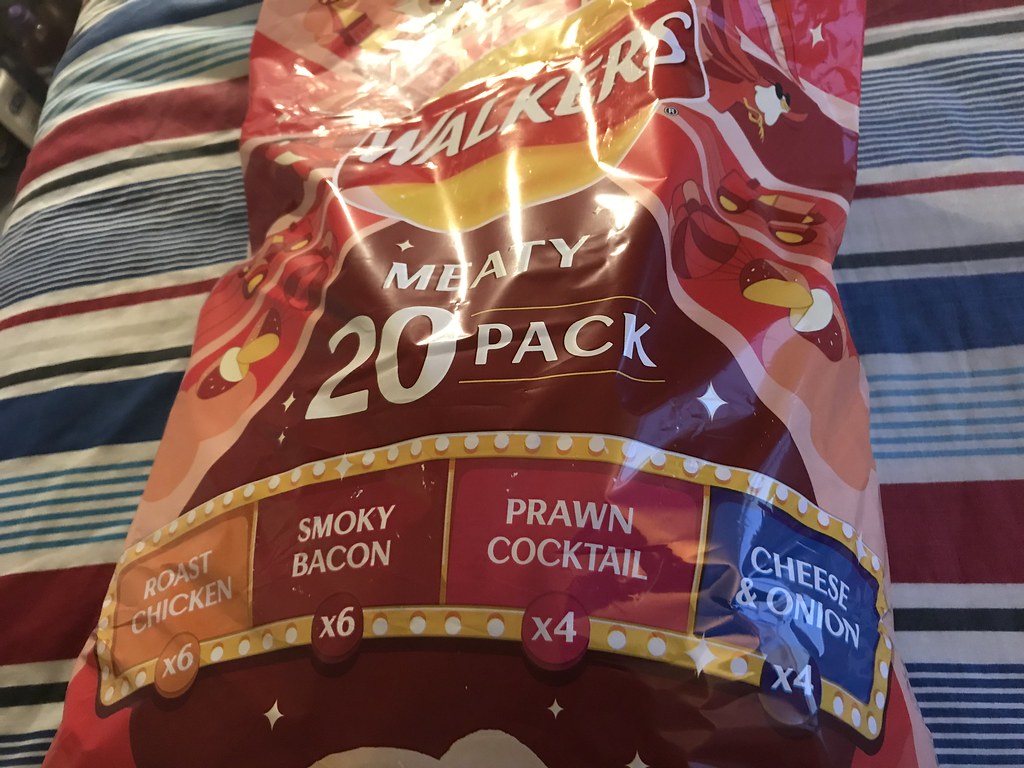 Walkers の20袋入りパック（プロウンカクテル、ソルト＆ヴィネガーなどの味の表示）