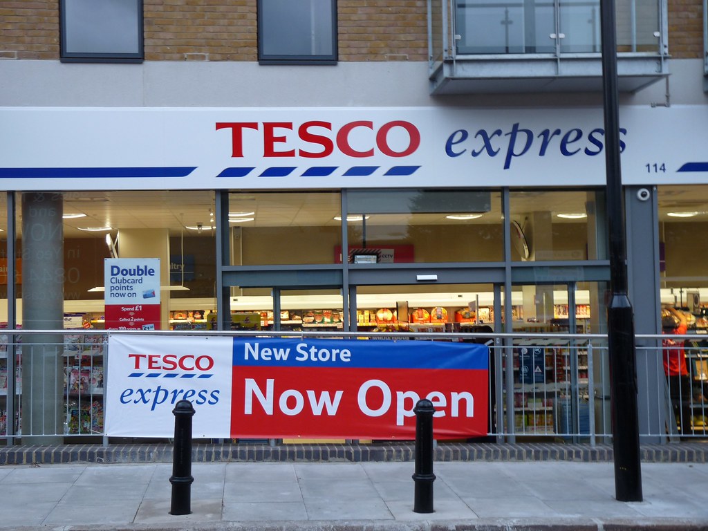 Tesco Express の新規開店時の店先（「New Store Now Open」の幕）