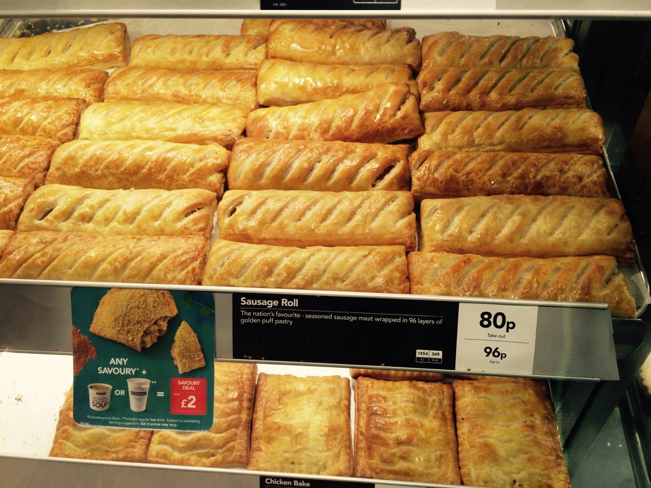 Greggs のショーケースに並ぶソーセージ・ロール、値札「80p」