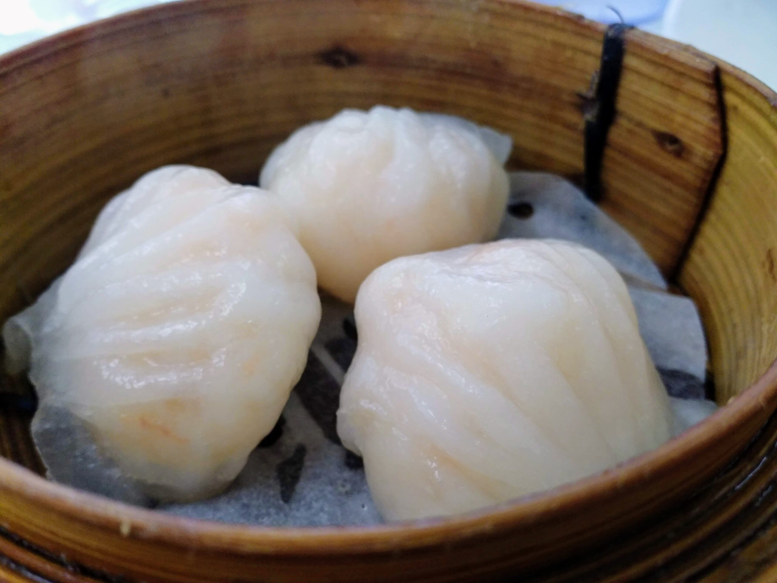 蒸籠に入った3個のハーガウ（半透明の皮から海老が透ける）