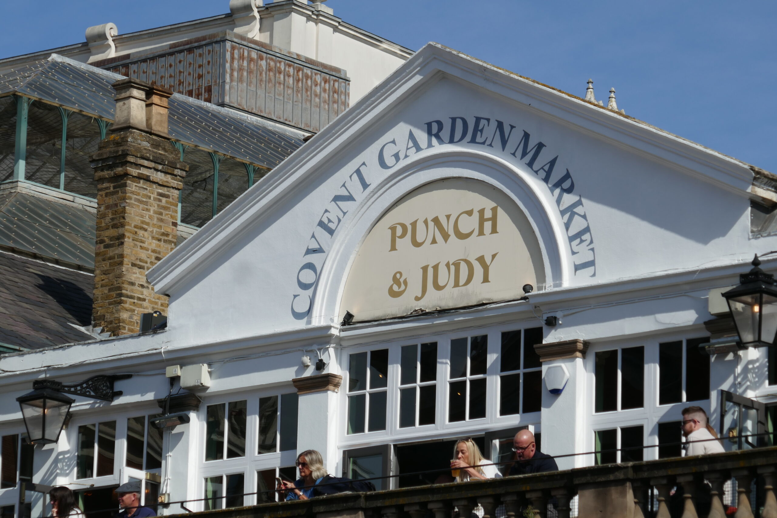コヴェント・ガーデン・マーケットの建物の妻面（「COVENT GARDEN MARKET」の文字）と Punch & Judy パブのバルコニー
