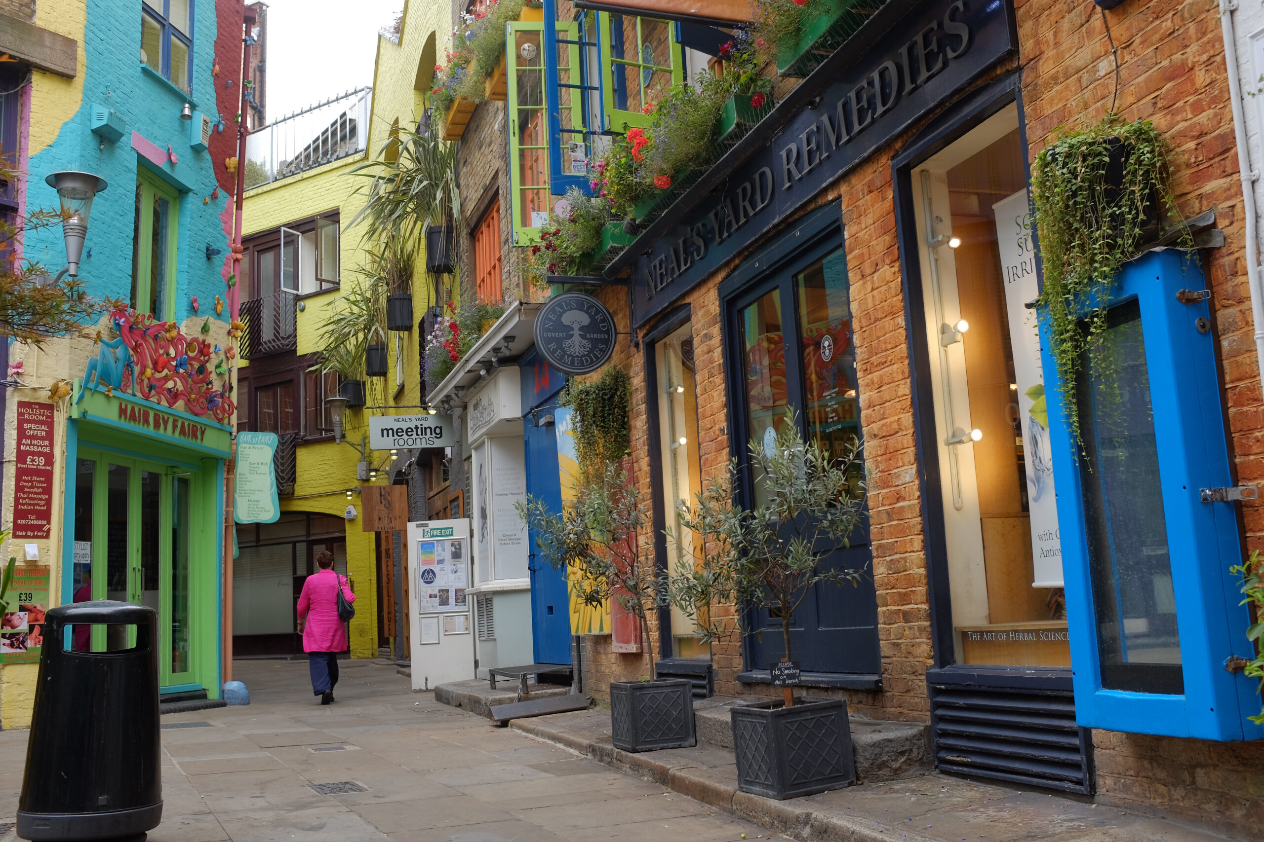 ニールズ・ヤードの色とりどりの建物、Neal's Yard Remedies の青い窓枠