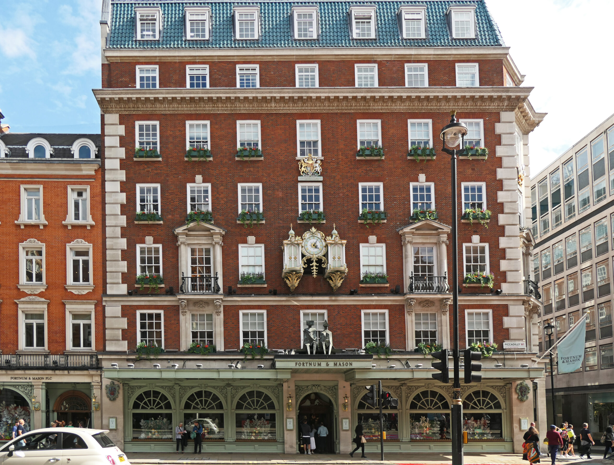 ピカデリーの Fortnum & Mason 本店の赤レンガの建物（正面の時計、青緑の日よけ）