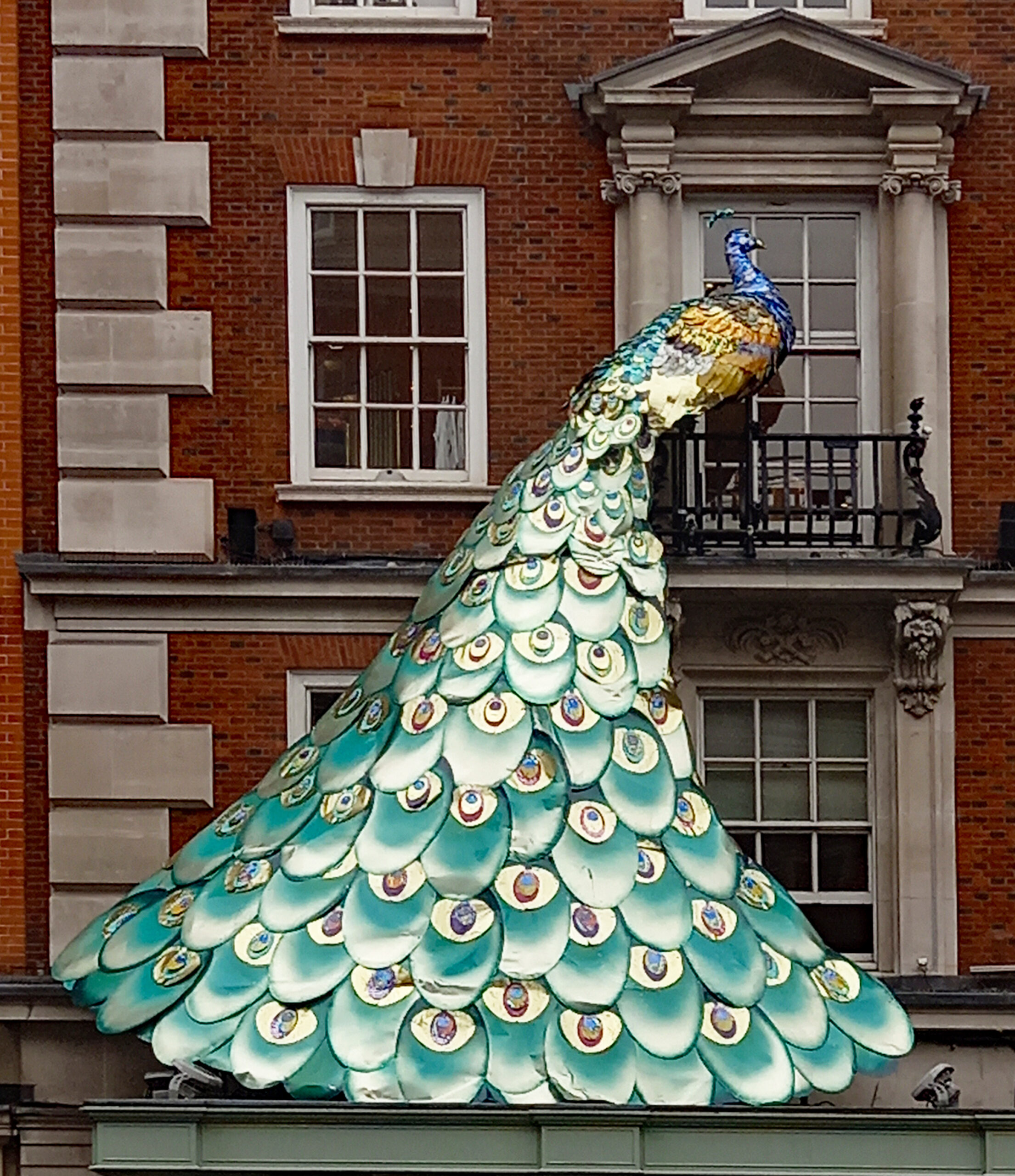 Fortnum & Mason の外壁を飾る孔雀のオブジェ（青緑の羽）