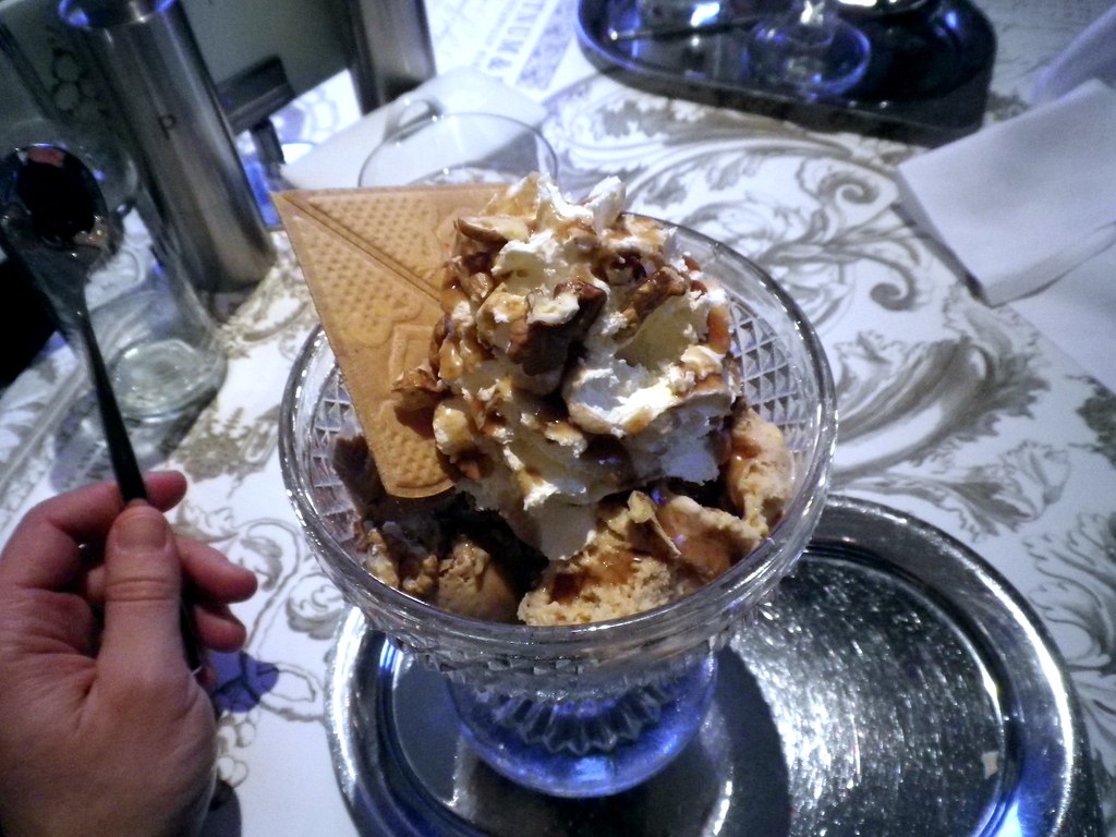 Fortnum & Mason のアイスクリーム・パーラー（The Parlour）のメープル・サンデー、花柄のテーブル