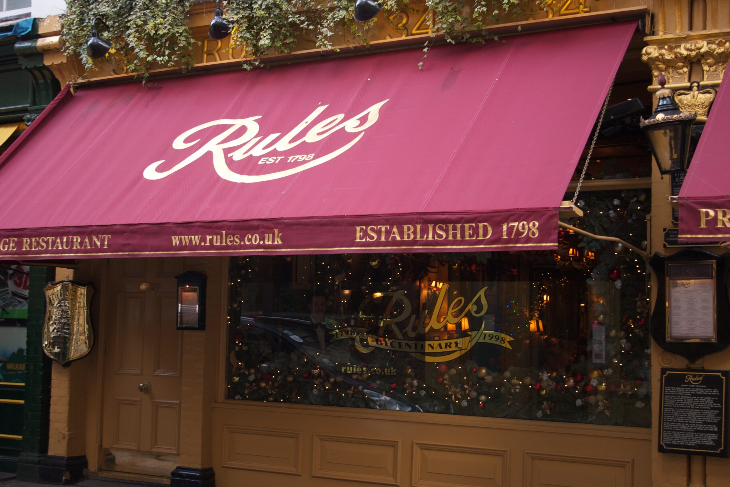 Rules の赤い日よけ（「Rules」「ESTABLISHED 1798」）と木枠の窓