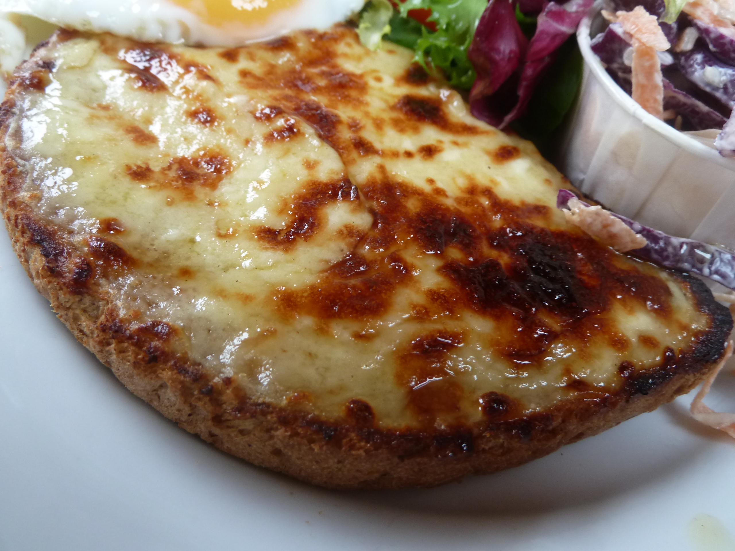 こんがり焼き色のついたウェルシュ・レアビット（チーズソースのトースト）とサラダ
