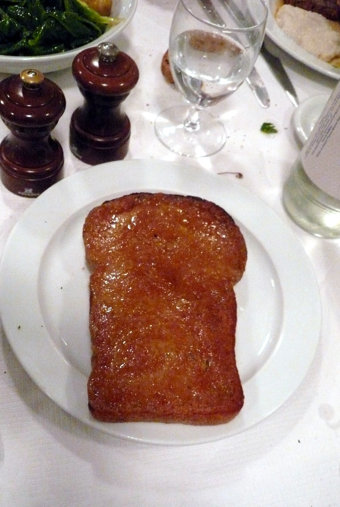 St John Bread and Wine のウェルシュ・レアビット（白い皿に1枚）