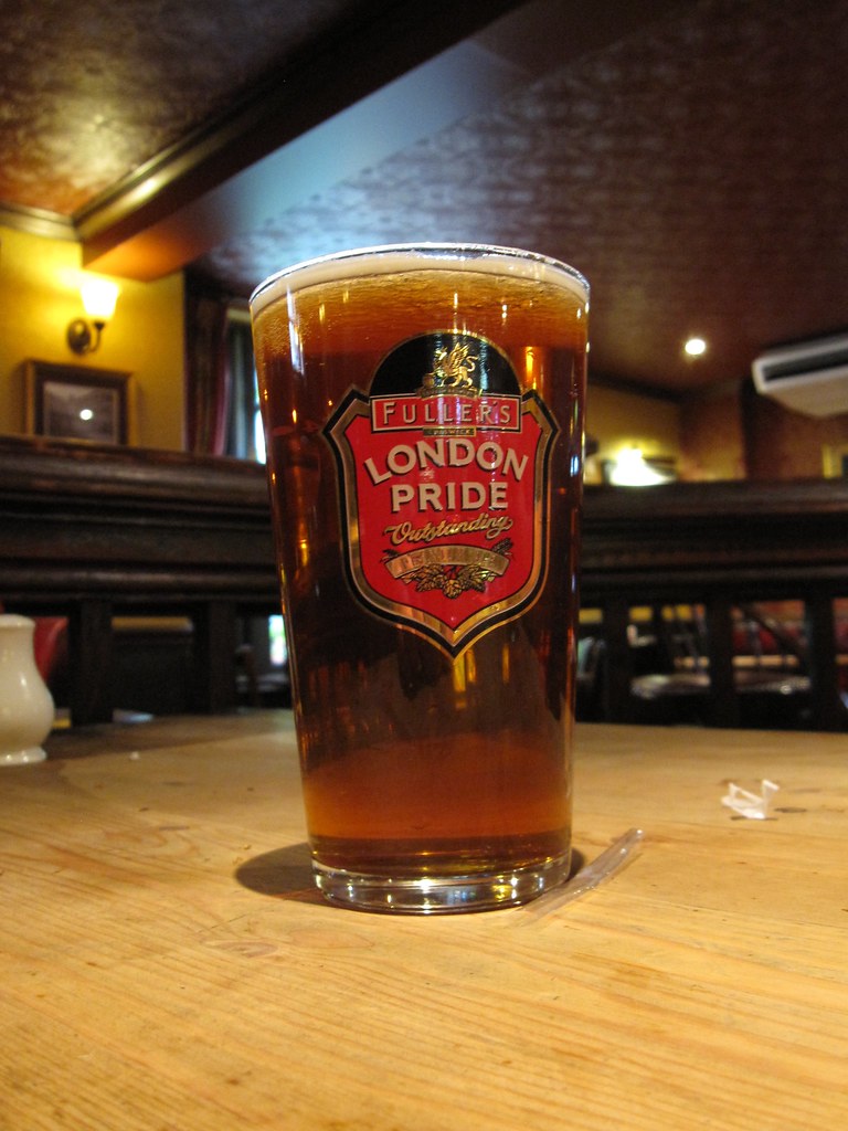 パブのカウンターに置かれた Fuller's London Pride のパイントグラス