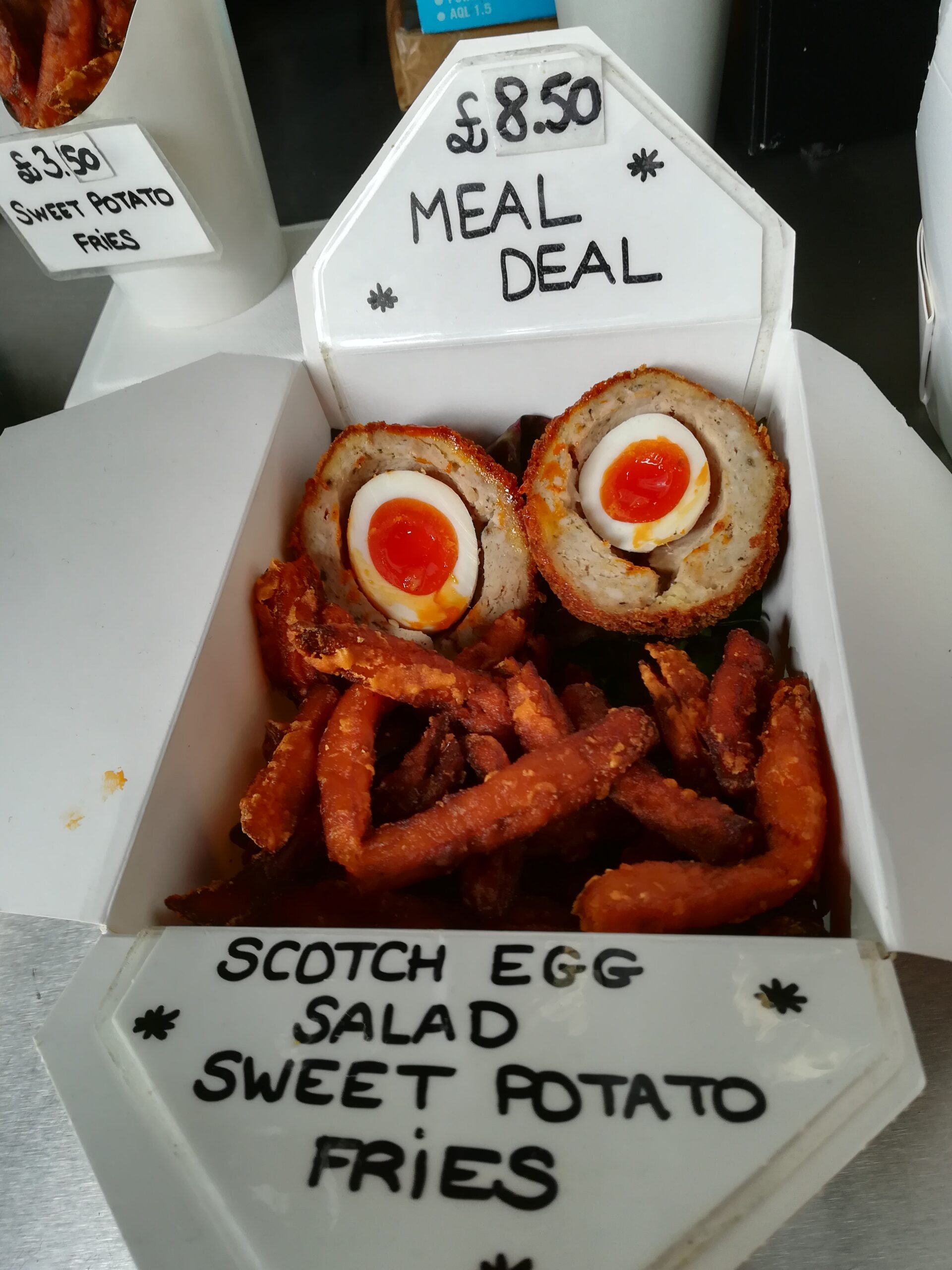 バラ・マーケットの屋台のスコッチエッグ＋サツマイモフライの£8.50のミールディール