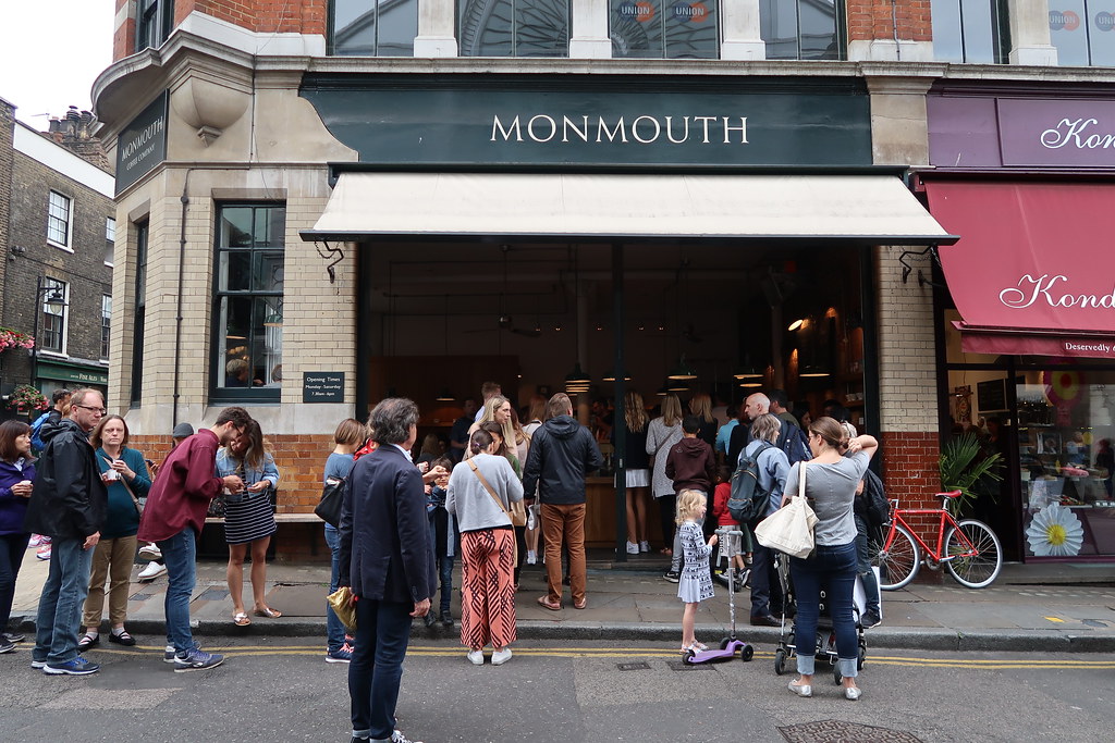 Monmouth Coffee（バラ・マーケット店）の店先に並ぶ行列