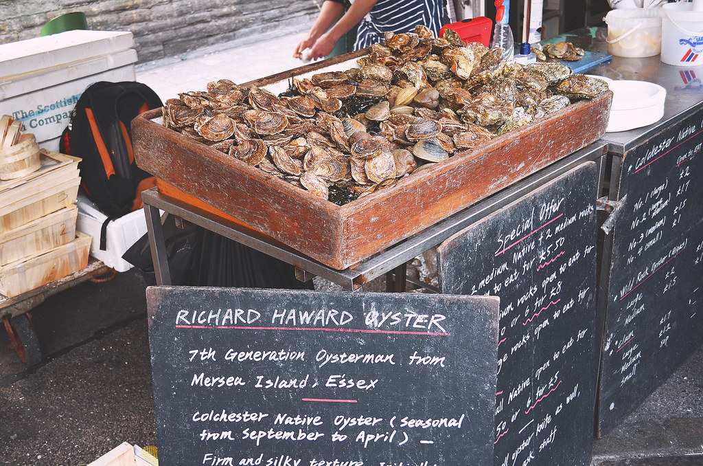 Richard Haward's Oysters の黒板と木箱に山盛りの牡蠣