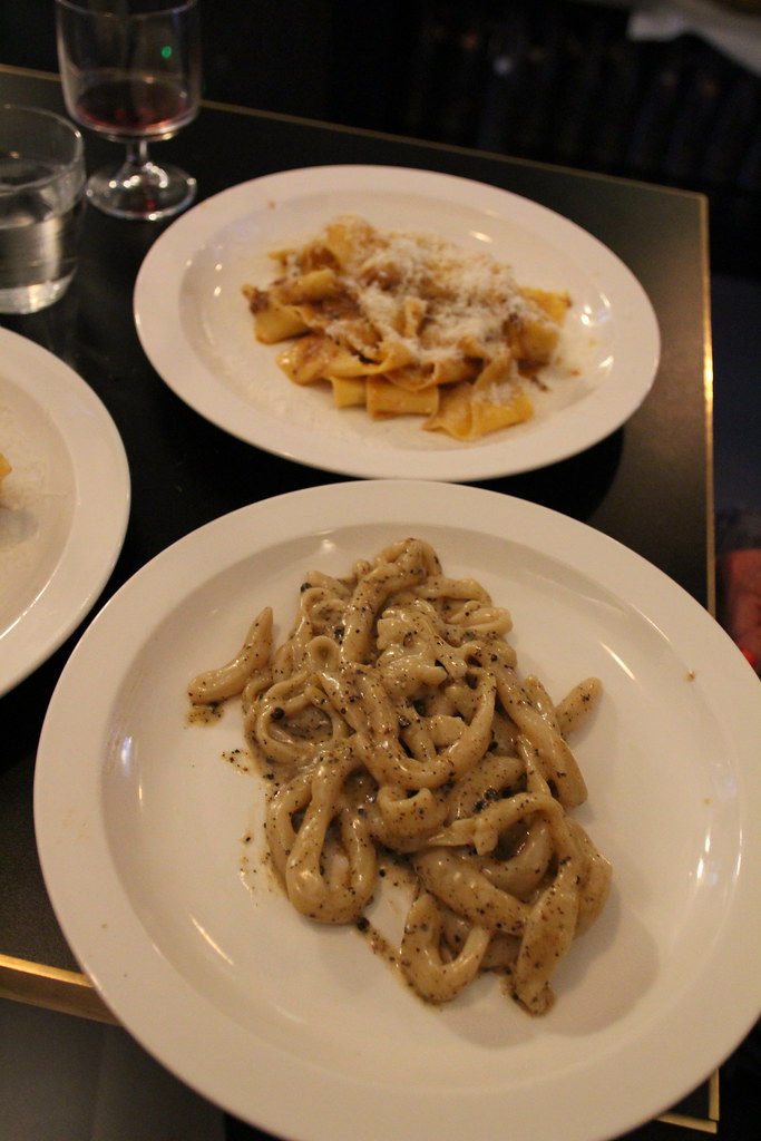 Padella のピチ・カチョ・エ・ペペ（奥に別の皿）