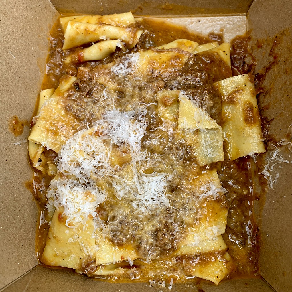 Padella のテイクアウト用紙箱に入ったパッパルデッレ・ラグー