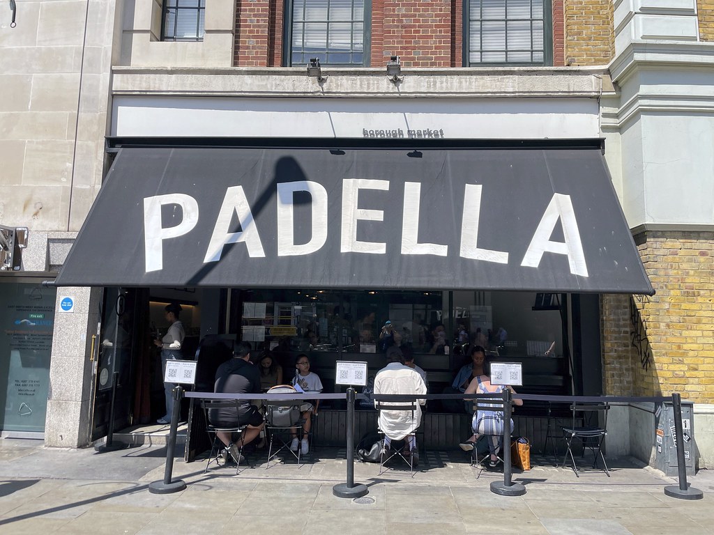 Padella（バラ・マーケット）の店先、黒い日よけとテラス席