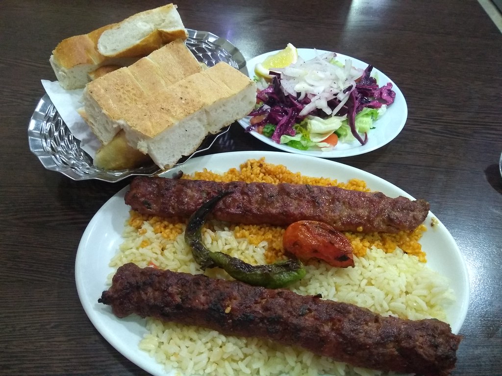 ブルグル／ライスに串焼きのアダナ・ケバブ2本と焼き唐辛子
