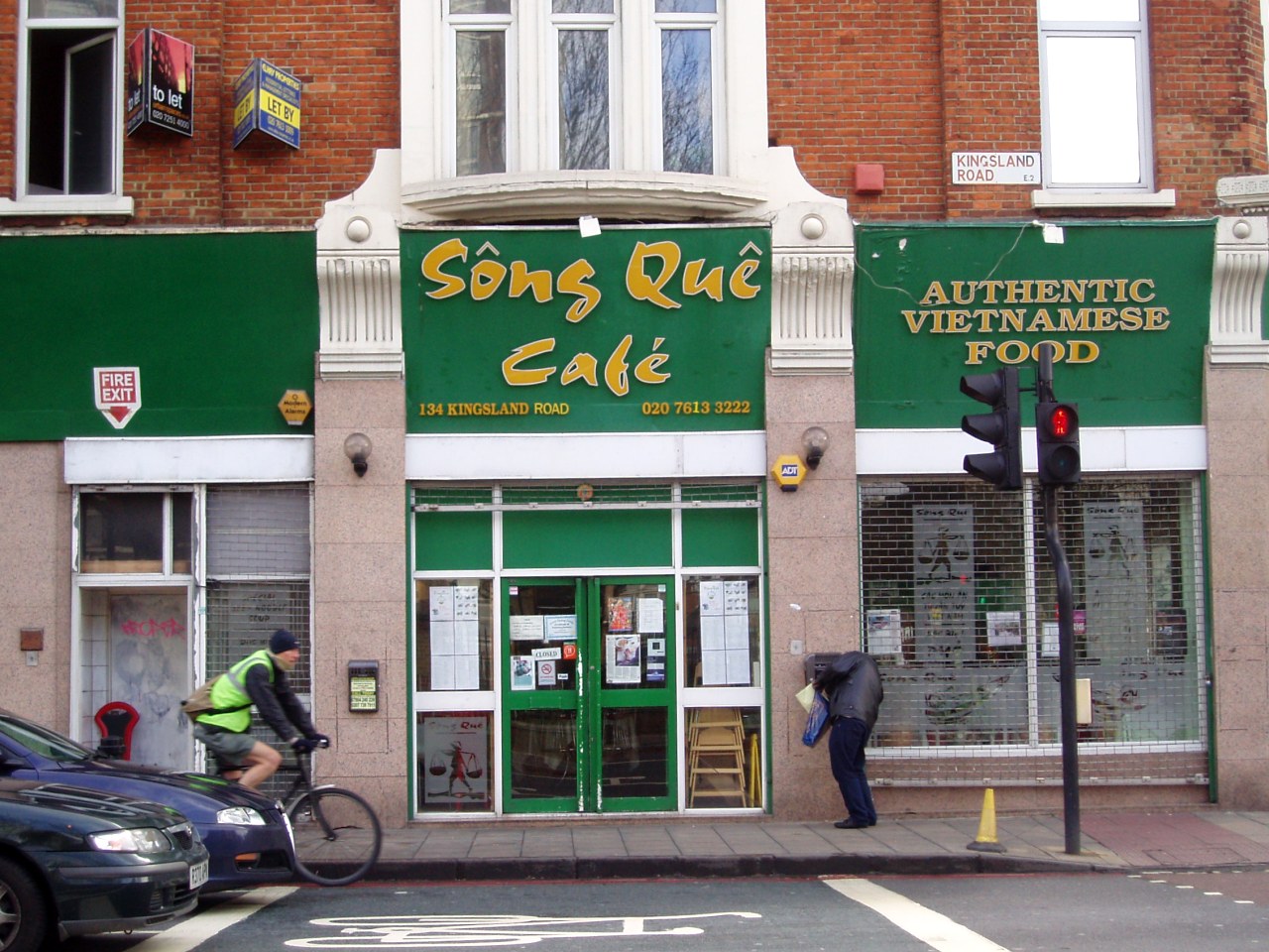 Sông Quê Café の店先（Kingsland Road 134）