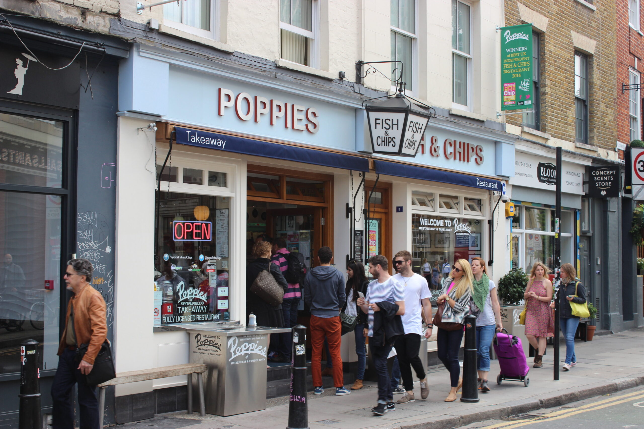 ハンベリー・ストリートのポピーズの白い店構え。店先に行列、通りを歩く人々