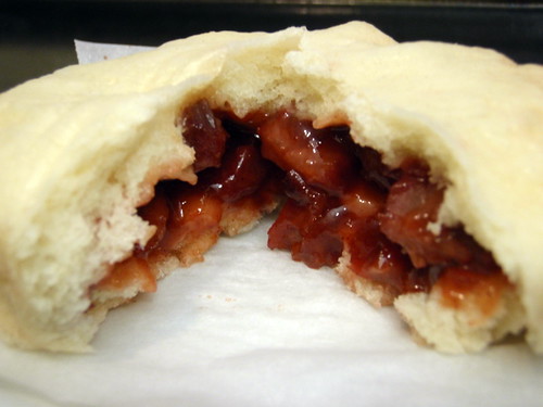 割った叉焼包の断面、甘辛いたれの叉焼