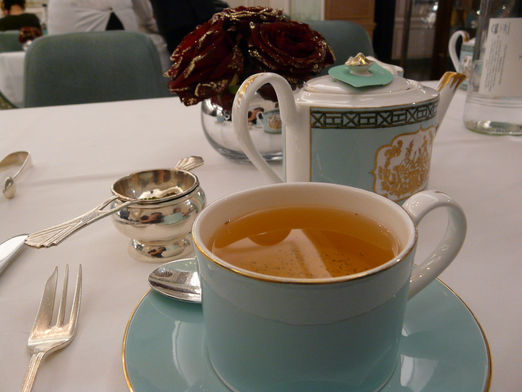 Fortnum & Mason の青緑の茶器で注いだ紅茶とポット