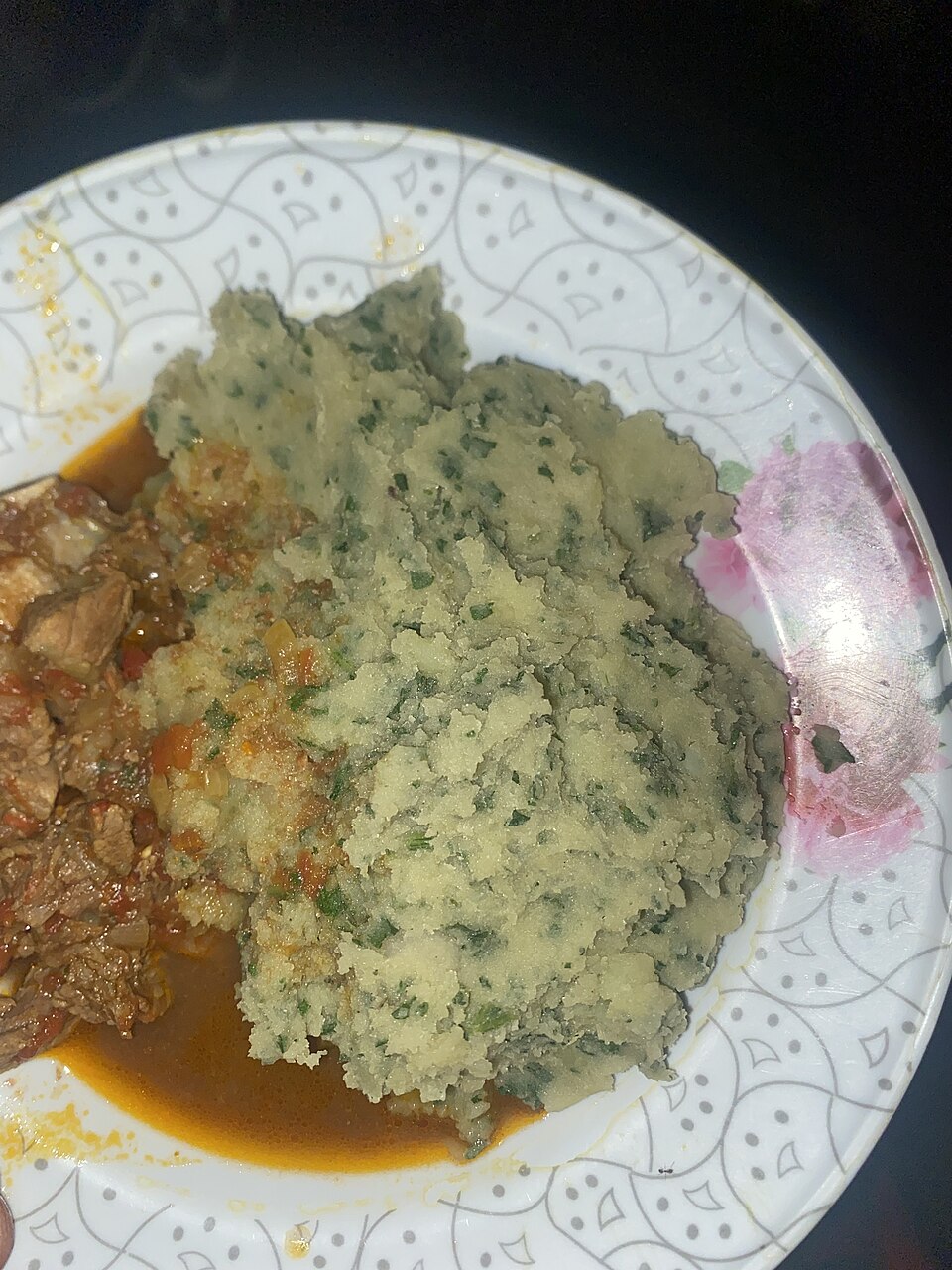 皿に盛られた淡い緑色のムキモと、その下にたまった牛肉の煮汁