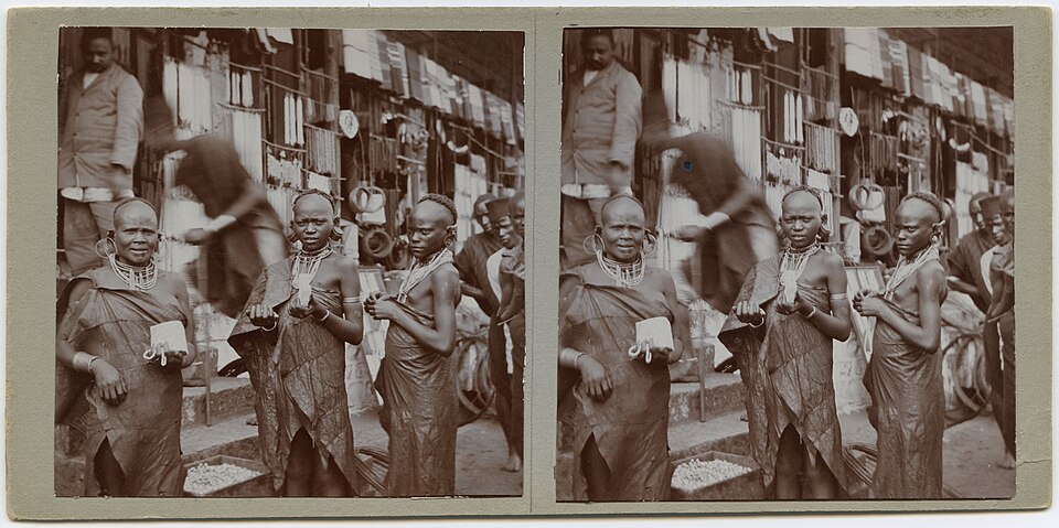 英領東アフリカ時代のナイロビのインド人街で買い物をするキクユの女性たちを写した立体写真