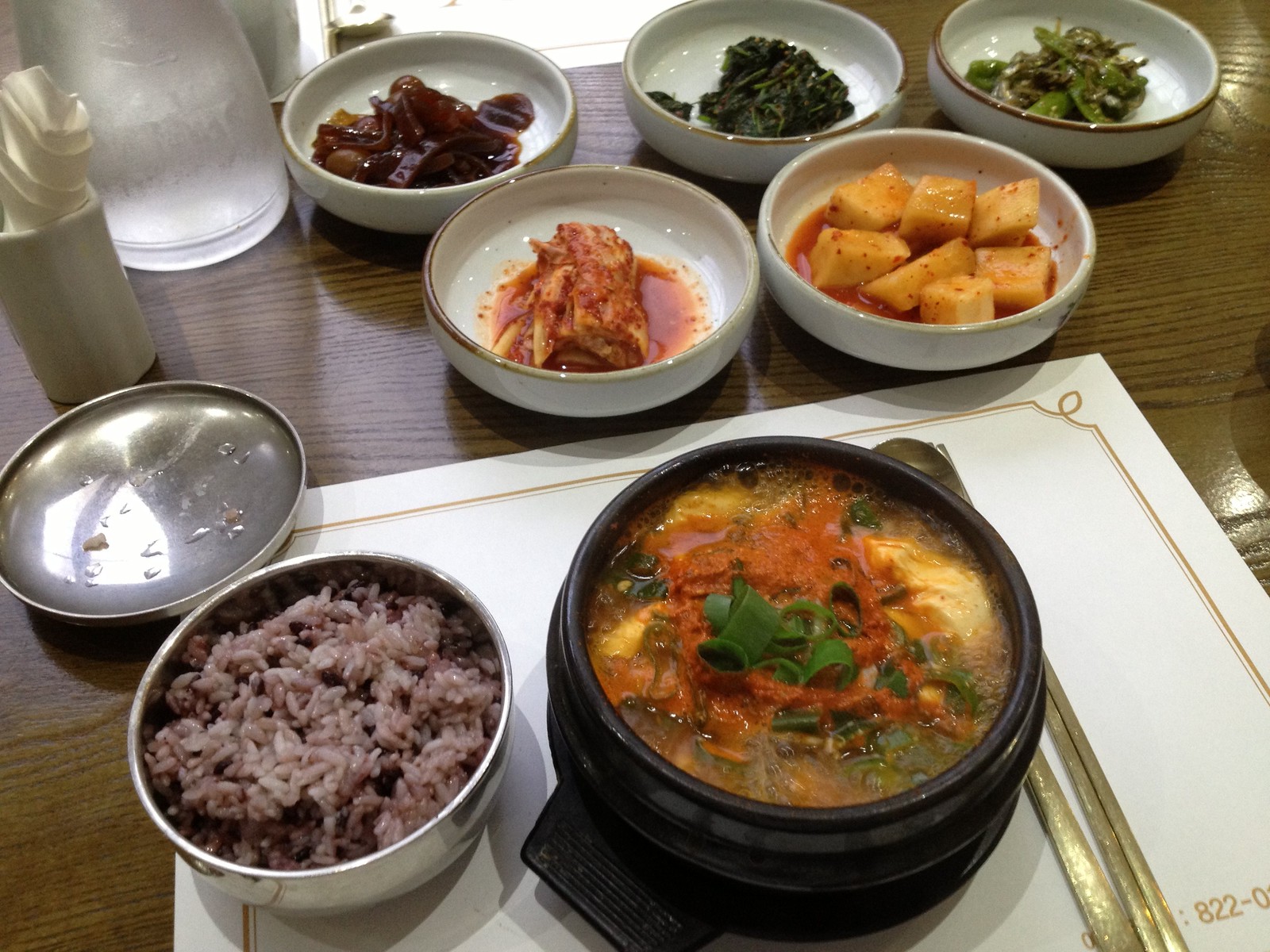 石鍋のスンドゥブ・チゲと雑穀ご飯、並んだおかずの小皿