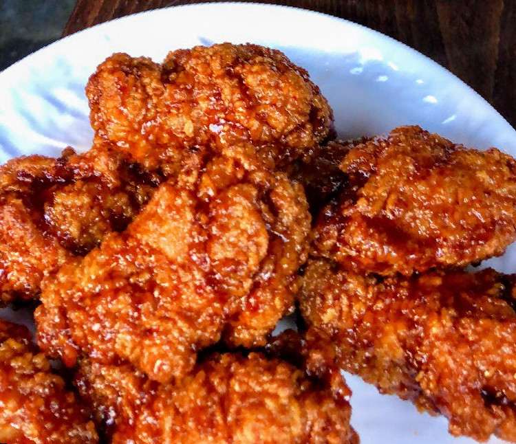 照りのある甘辛だれをまとった韓国フライドチキン