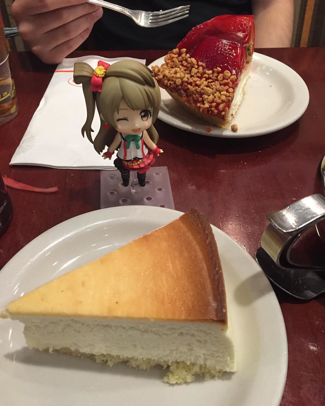 Junior's の白い皿にのったプレーンのチーズケーキひと切れ