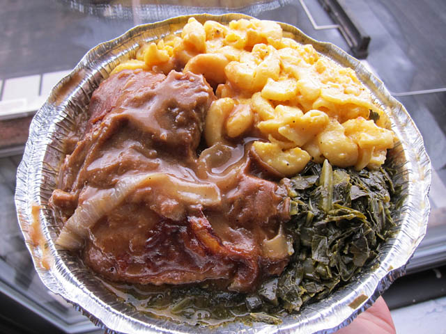 アルミ皿に盛ったスマザード・チキンとマカロニ・チーズとコラード・グリーン