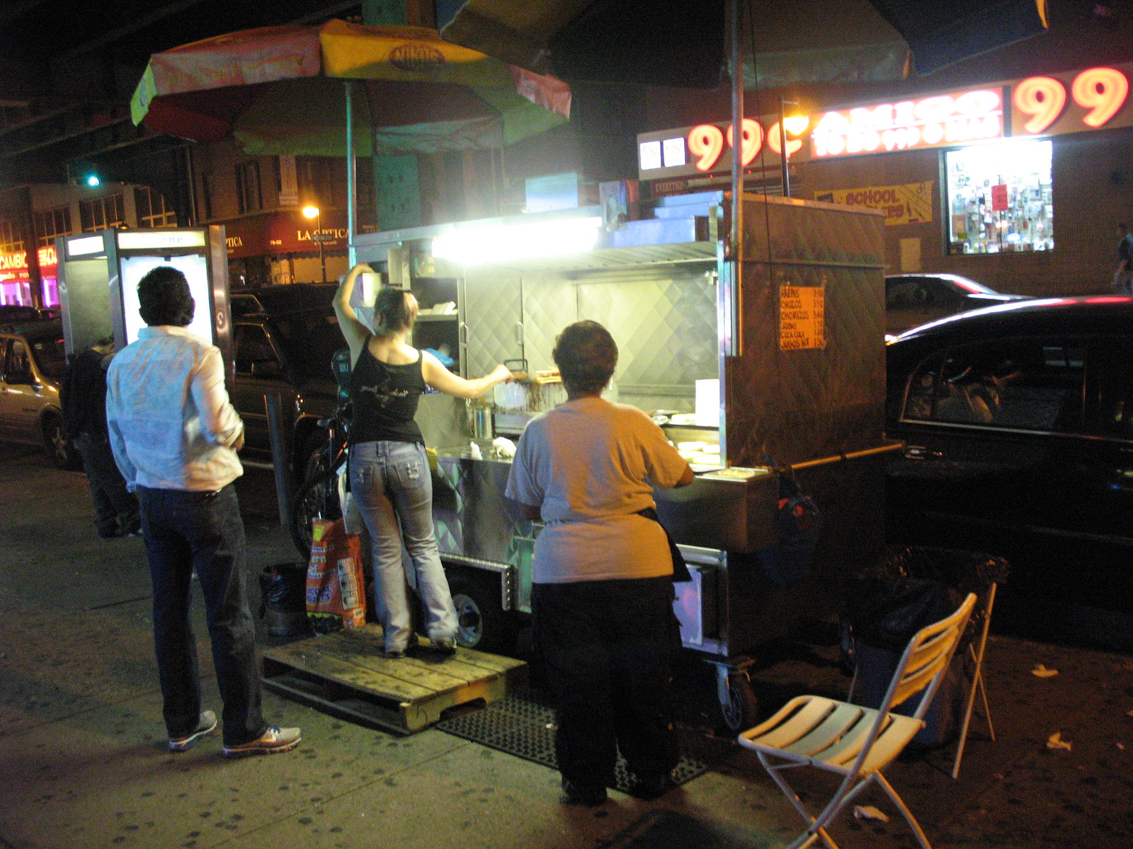 夜のジャクソン・ハイツ、ルーズベルト街の Arepa Lady の屋台