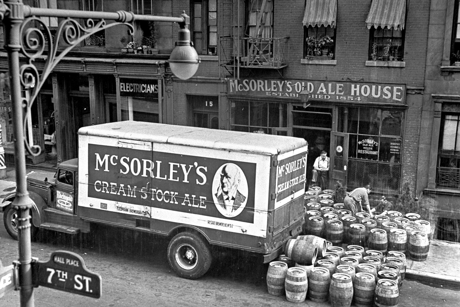McSorley's の前に停まったエール配達トラックと樽（白黒の古い写真）