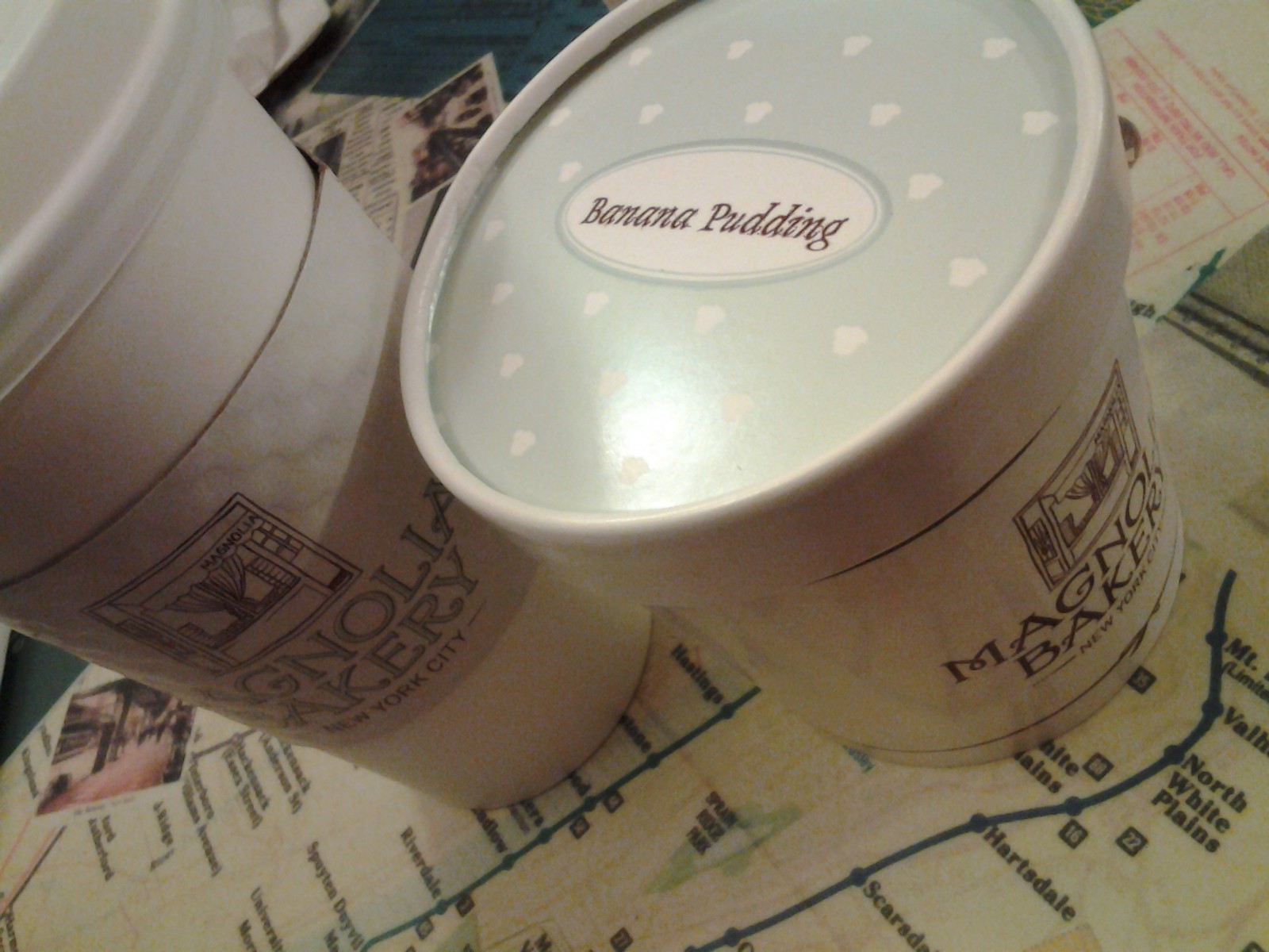 Banana Pudding と書いたふた付きの Magnolia Bakery のカップ