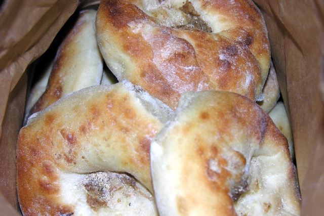 紙袋に詰まった焼き色のついたビアリー
