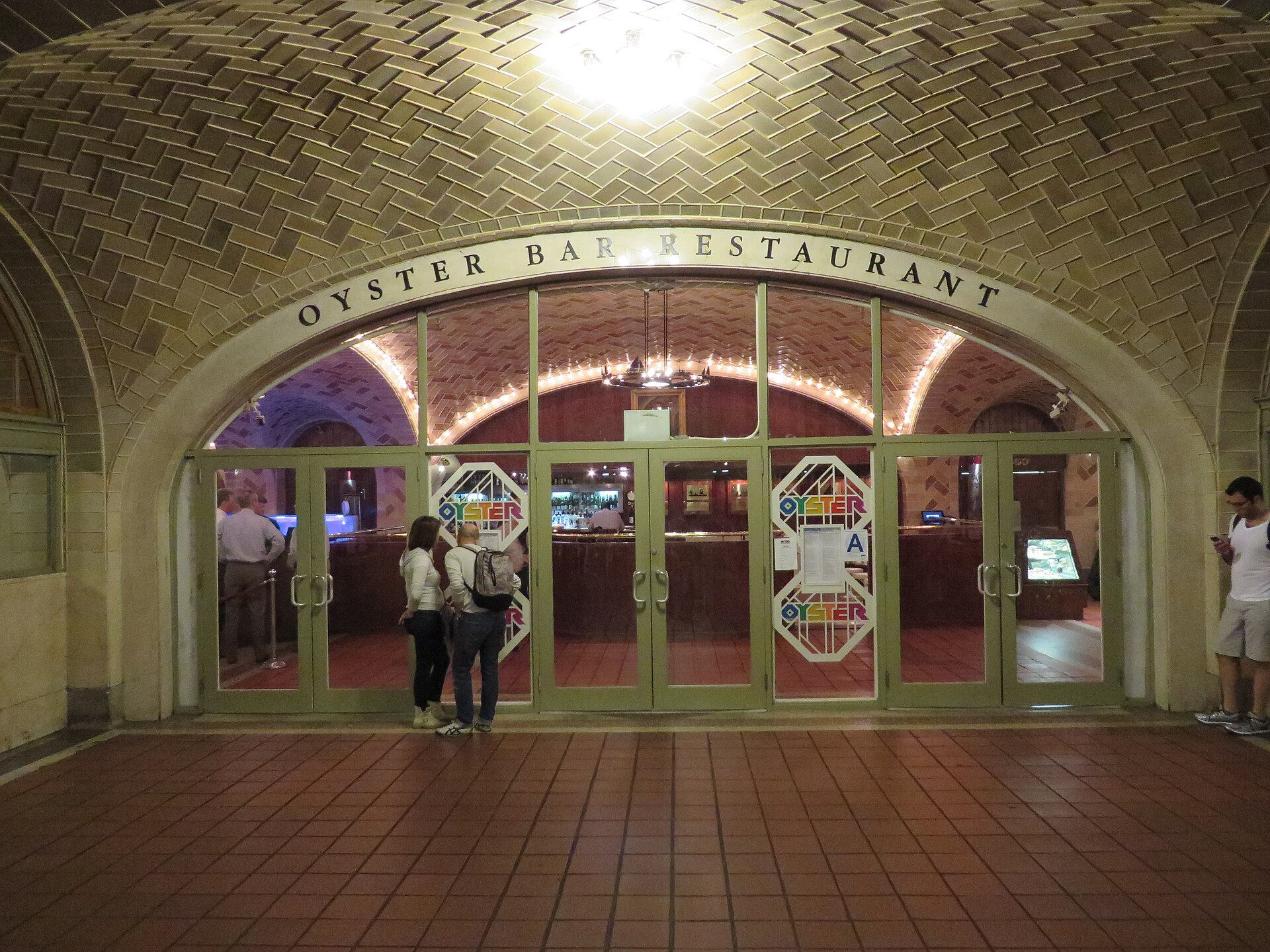 「OYSTER BAR RESTAURANT」の文字が入ったアーチ形の入口、グランド・セントラル駅地下