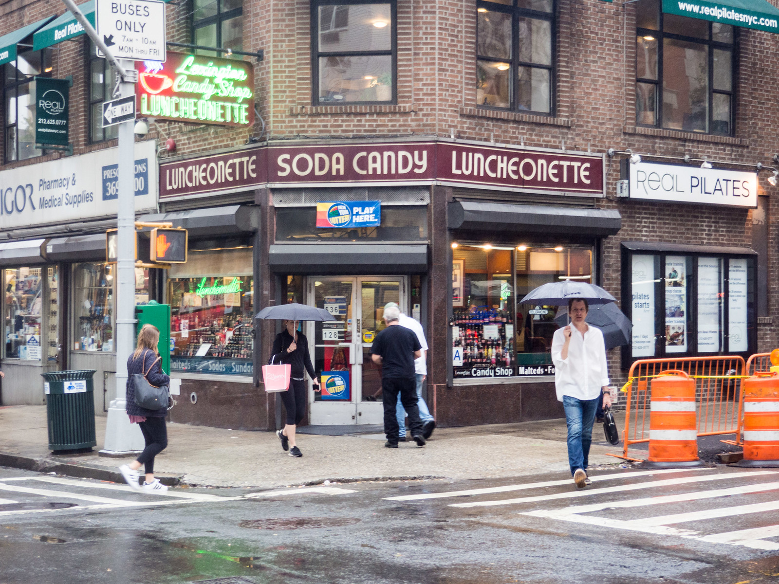 雨の日の角地に立つ Lexington Candy Shop「SODA CANDY LUNCHEONETTE」の外観