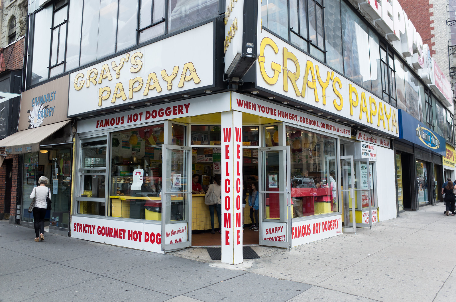72丁目とブロードウェイの角に建つ黄色い看板の Gray's Papaya、昼