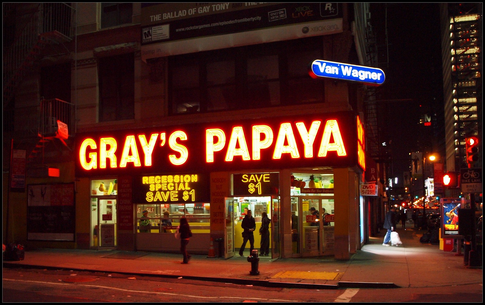 夜に赤いネオンが光る Gray's Papaya の店先